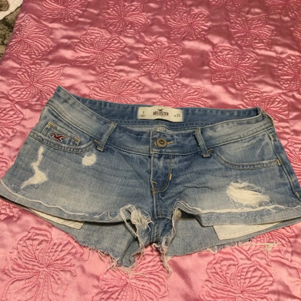 Hollister- distressed short shorts: SIZE 25